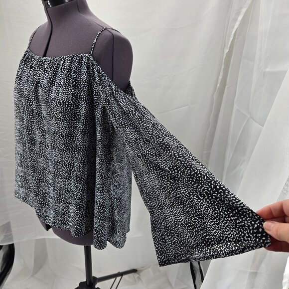 630-8 Vince Camuto Flowy cold shoulder abstract Black/Blue/White top Size XL - Picture 3 of 9